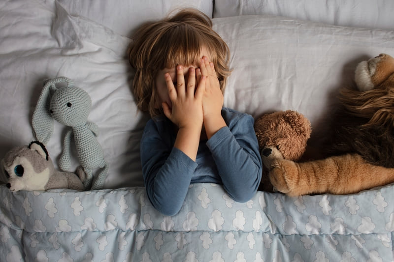 Enfant dans son lit qui a peur