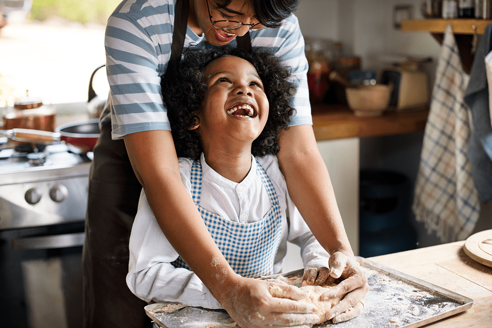 Une maman et son enfant faisant de la cuisine