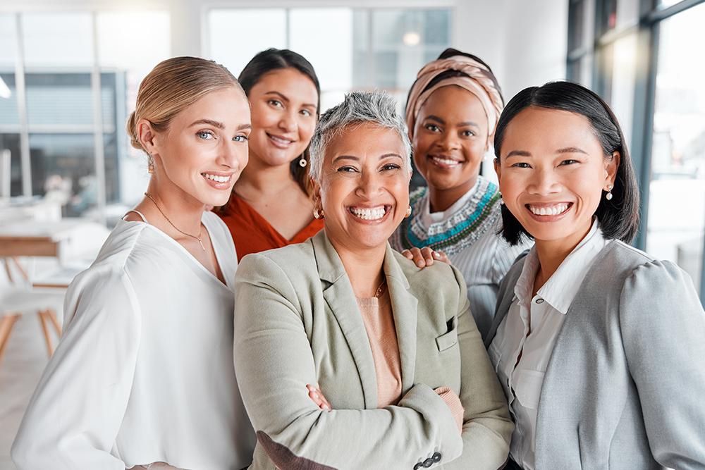 femme heureuse et épanouie par son parcours professionnel