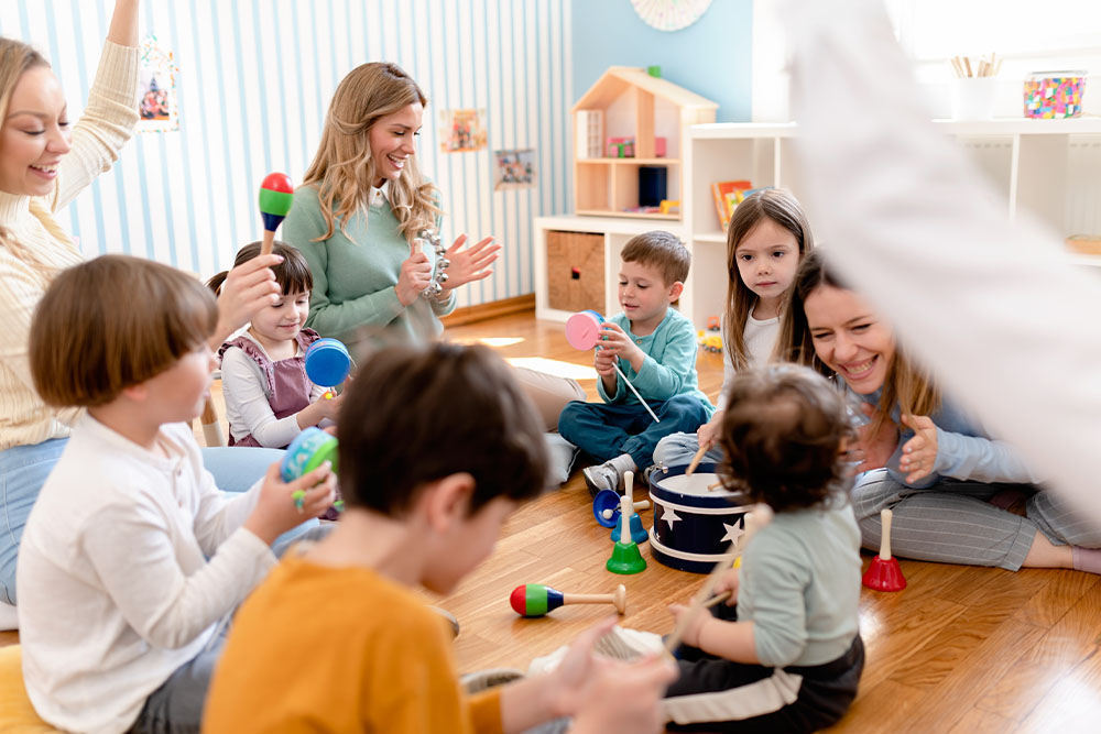 Des assistantes maternelles au sein de leur MAM (maison d'assistantes maternelles) avec les enfants.