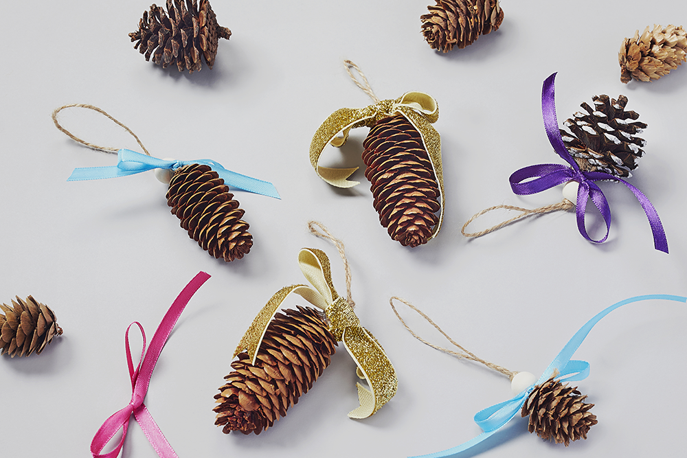 décorations de sapin avec des pommes de pin