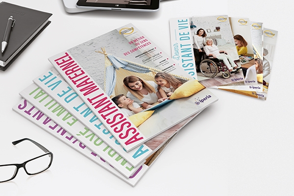 catalogues 2024 iperia sur un bureau